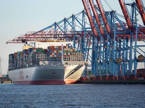 Containerschiffe im Hafen Hamburg. Welthandel vertreten durch Containerschiffe im Hafen Hamburg