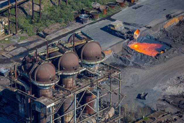 Luftbild, ArcelorMittal Hochfeld GmbH Stahldrahtwerk, Abschütten von glühendem Material, Laar, Duisburg, Ruhrgebiet, Nordrhein-Westfalen, Deutschland !ACHTUNGxMINDESTHONORARx60xEURO!