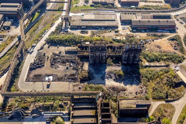 Luftbild, ArcelorMittal Hochfeld GmbH Stahldrahtwerk, Abschütten von glühendem Material, Laar, Duisburg, Ruhrgebiet, Nordrhein-Westfalen, Deutschland !ACHTUNGxMINDESTHONORARx60xEURO!