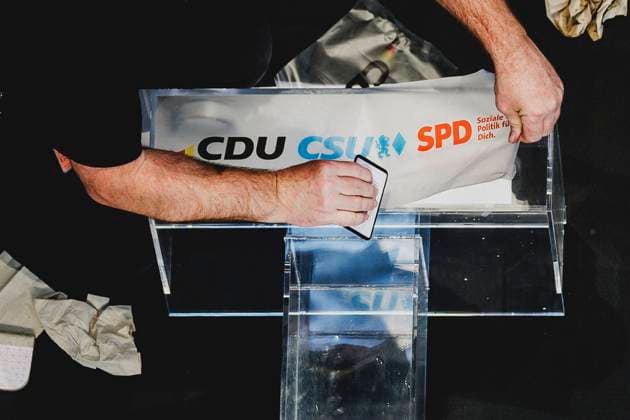 Bilder des Jahres 2025, News 04 April Das Rednerpult wird mit den Parteilogos von CDU, CSU und SPD beschriftet vor einer Pressekonferenz nach erfolgreichen Koalitionsverhandlungen zwischen SPD und CDU CSU in Berlin, 09.04.2025. Berlin Deutschland Copyright: xFlorianxGaertnerx