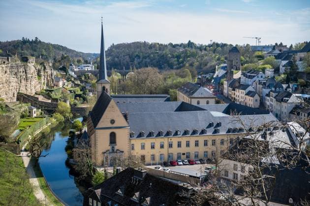 Luxemburg - Blick von der Chemin de la Corniche auf den Abtei Neumünster NeimÃ«nster und die Kasematten