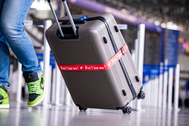 Urlaub Sommer, Urlaub, Ferien: Reisende gehen am Flughafen Frankfurt mit ihren Koffern durch das Terminal zu den Abflügen. Frankfurt Airport Hessen Deutschland Copyright: xKirchner-Mediax