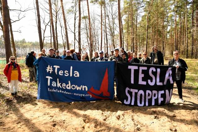 Bilder des Jahres 2025, News 04 April News Themen der Woche KW15 News Bilder des Tages Tesla Takedown Demonstration gegen den Elektroautohersteller Tesla und dessen Leiter Elon Musk. Grünheide, 12.04.2025
