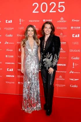 Bilder des Jahres 2025, Entertainment 04 April Entertainment Themen der Woche KW15 Entertainment Bilder des Tages Die britische Schauspielerin Elizabeth Hurley (Liz Hurley) und ihr Sohn Schauspieler Damian Hurley auf dem Roten Teppich bei der Verleihung der SPA Awards 2025 im Steigenberger Grandhotel & Spa Petersberg in Königswinter bei Bonn. Königswinter, 12.04.2025 NRW Deutschland Copyright: xChristophxHardtx
