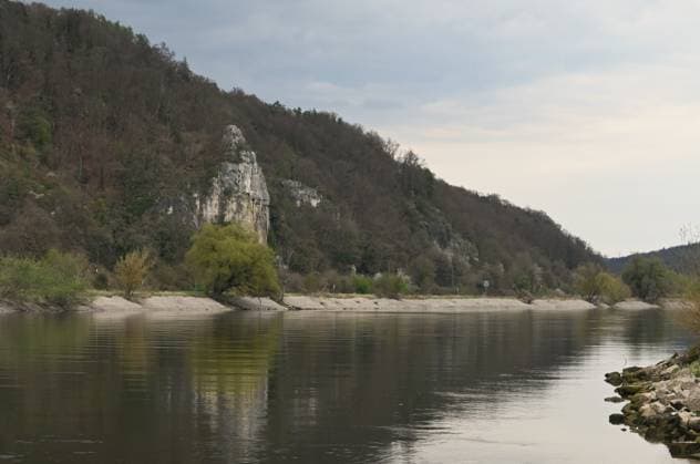 Donau - Pegelstand am 14.04.2025 - Matting ist eine Gemeindeteil der Gemeinde Pentling im Oberpfälzer Landkreis Regensburg. Die derzeitigen Wasserstände an der Donau bewegen sich zwischen Niedrigwasser und Mittelwasser. Laut Presseberichten sind noch Reserven für die Schifffahrt vorhanden - diese ist derzeit nicht eingeschränkt. Trockenheit bzw zu wenig Niederschlag ist schlecht für die Ernte und auch für den Wald könnte es kritisch werden, falls nicht bald Regen folgt