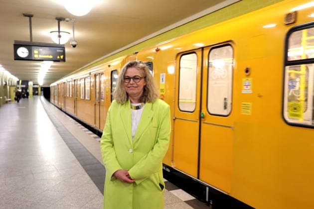 Bilder des Jahres 2025, News 04 April News Themen der Woche KW16 News Bilder des Tages Ute Bonde, Verkehrssenatorin von Berlin, CDU, auf dem Bahnsteig des U-Bahnhofs Station Jannowitzbrücke, PK der BVG zur Bilanz nach einem Jahr des Pilotprojektes Reinigungsstreife, DEU, Berlin, 14.04.2025