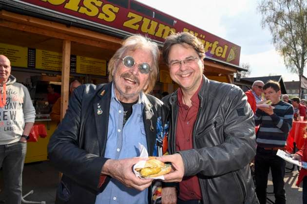 Bilder des Jahres 2025, Entertainment 04 April Entertainment Themen der Woche KW16 Entertainment Bilder des Tages Frank Zander mit Sohn Marcus Zander praesentieren den echten Zander im Broetchen das Backfischbroetchen a la Frank Zander ab Montag 14.04.2025 Exklusiv verkauf Zum Wuerfel Imbiss Berlin Reinickendorf Aril 2025 - Frank Kurt Zander (* 4. Februar 1942 in Berlin) ist ein deutscher Schlagersänger Berlin Deutschland