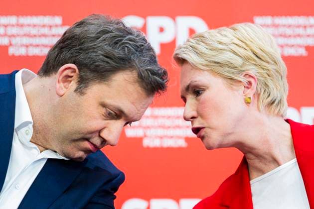 Bilder des Jahres 2025, News 04 April News Themen der Woche KW16 News Bilder des Tages 14.04.2025 - Dialogkonferenz der SPD-Parteispitze in Hannover vor dem Start des SPD-Mitgliedervotums über den ausgehandelten Koalitionsvertrag der SPD mit CDU und CSU. Im Bild: Lars Klingbeil (Parteivorsitzender), Manuela Schwesig (Ministerpräsidentin Mecklenburg-Vorpommern). , Hannover Niedersachsen Deutschland Karriere-Campus