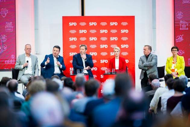 Bilder des Jahres 2025, News 04 April News Bilder des Tages 14.04.2025 - Dialogkonferenz der SPD-Parteispitze in Hannover vor dem Start des SPD-Mitgliedervotums über den ausgehandelten Koalitionsvertrag der SPD mit CDU und CSU. Im Bild (L-R): Matthias Miersch (Generalsekretär), Hubertus Heil (Arbeitsminister), Lars Klingbeil (Parteivorsitzender), Manuela Schwesig (Ministerpräsidentin Mecklenburg-Vorpommern), Boris Pistorius (Verteidigungsminister), Saskia Esken (Parteivorsitzende). , Hannover Niedersachsen Deutschland Karriere-Campus