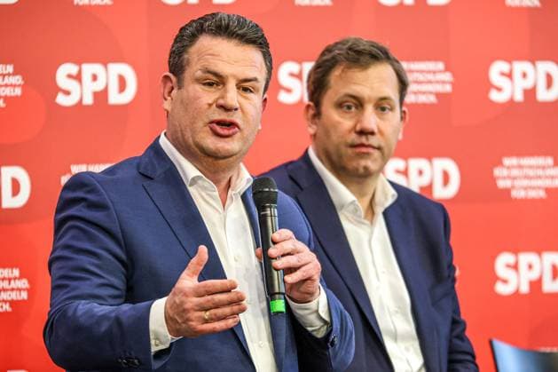 Dialogkonferenz in Hannover zum Start des SPD-Mitgliedervotums Hubertus Heil (SPD), geschäftsführender Bundesarbeitsminister (links) Lars Klingbeil, SPD-Parteivorsitzender Hannover Karriere-Campus-Hannover Niedersachsen, Region Hannover Germany