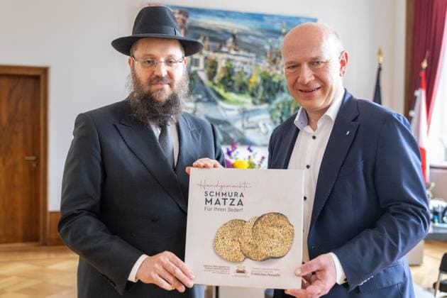 Bilder des Jahres 2025, News 04 April News Themen der Woche KW16 News Bilder des Tages Kai Wegner, Regierender Bürgermeister von Berlin, Rabbiner Yehuda Teichtal; Begrüßung des Vorstandsvorsitzenden der Jüdischen Gemeinde Chabad Berlin, Rabbiner Yehuda Teichtal, zum Beginn des Pessach-Fests am 12. April mit Übergabe einer Mazza Schemura; , am 15.04.2025 in Berlin, (Rotes Rathaus, Amtszimmer), Deutschland