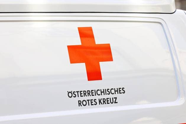 16.04.2025, Linz, AUT, Unterwegs in Oberösterreich, Symbolbild, Verschiedene Themenbilder, Themenbild, im Bild Rettung, Rotes Kreuz, Einsatzfahrzeug, Rettungsorganisation, Erste Hilfe, Hilfsdienst, Linz,