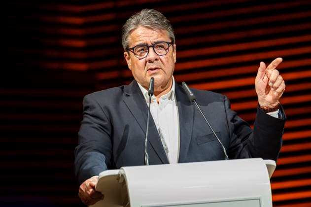 25.03.2025 Weimar: Der ehemalige Vizekanzler Sigmar Gabriel (SPD) spricht beim gemeinsamen Jahresempfang der Industrie- und Handelskammer Erfurt und der Handwerkskammer Erfurt in der Weimarhalle. Jahresempfang IHK HWK