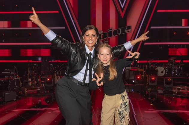 Bilder des Jahres 2025, Entertainment 04 April Entertainment Bilder des Tages Stefanie Kloß und Helena beim Photocall mit den Finalisten und Coaches der 13. Staffel der TV-Show The Voice Kids im Studio H Berlin-Adlershof. Berlin, 18.04.2025