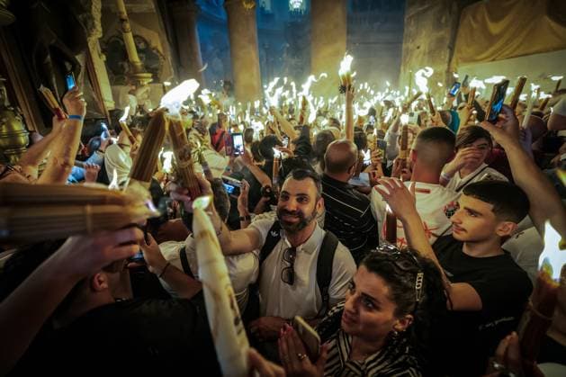 Bilder des Jahres 2025, News 04 April News Themen der Woche KW16 News Bilder des Tages Christliche Pilger feiern am Samstag (19.04.2025) das Heilige Feuer in der Grabeskirche in der Altstadt von Jerusalem (Israel). Trotz der verschiedenen Kalenderrechnungen feiern in diesem Jahr Christen aller Konfessionen gemeinsam Ostern. Der katholischen Osternacht sollte deshalb am Mittag des Karsamstags die ueber 1.200 Jahre alte Liturgie des Heiligen Feuers folgen, die als Hoehepunkt der orthodoxen Osterfeiern gilt. Dabei entzuendet sich nach orthodoxem Volksglauben auf wundersame Weise eine Flamme an der als Grab Christi verehrten Kapelle. Das Feuer wird anschliessend an die Glaeubigen in der Kirche und in den Altstadtgassen weitergereicht sowie mit Sonderfluegen in verschiedene Laender gebracht. EDITORIAL USE ONLY