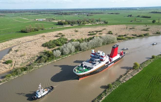 Bilder des Jahres 2025, News 04 April News Themen der Woche KW16 News Bilder des Tages Forschungsschiff Meteor IV wird überführt.. Das neue Forschungsschiff Meteor IV wird über die Ems zur Fassmer Werft in den Landkreis Wesermarsch überführt. Papenburg Niedersachsen Deutschland