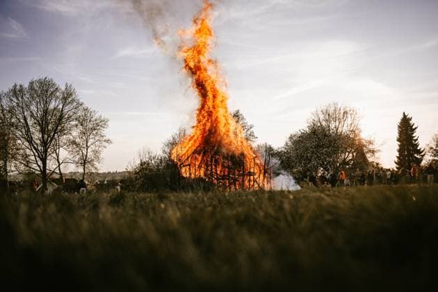 Bilder des Jahres 2025, News 04 April News Themen der Woche KW16 Osterfeuer in Osnabrück am 20.04.2025 in Osnabrück Ein Osterfeuer in Osnabrück Sutthausen. Foto: osnapix Osterfeuer in Osnabrück