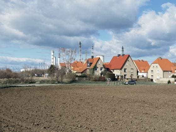 Wohnhäuser in unmittelbarer Umgebung des Chemiestandortes Leuna, 01.04.2025 Leuna Sachsen-Anhalt Deutschland