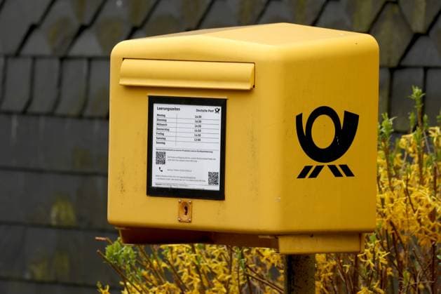 Eine Briefkasten der Deutschen Post in Siegen-Geisweid. Briefkasten am 22.04.2025 in Siegen Deutschland.