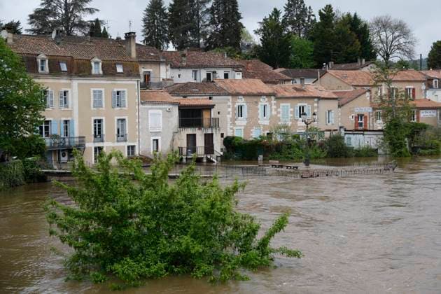 Bilder des Jahres 2025, News 04 April News Themen der Woche KW17 News Bilder des Tages Inondation dans la ville de Saint Astier, en Dordogne, dûe à fortes inondes qui font déborder la rivière ISLE, le 22 avril 2025 PHOTOPQR SUD OUEST stephane klein Stéphane Klein 22 04 2025 Inondation dans la ville de Saint Astier, en Dordogne, dûe à fortes inondes qui font déborder la rivière ISLE, le 22 avril 2025 Cars submerged, 1,100 without power Floods hit south west France April 22, 2025 France Copyright: xPHOTOPQR SUDxOUEST MAXPPPxStéphanexKleinx 20250422SDO9815 20250422SDO9815