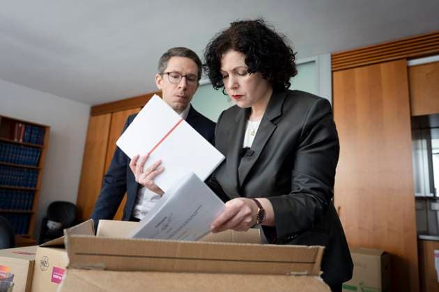 Bilder des Jahres 2025, News 04 April News Themen der Woche KW17 News Bilder des Tages Bündnis Sahra Wagenknecht reicht Wahleinspruch ein Bündnis Sahra Wagenknecht, Wahleinspruch, Amira Mohamed Ali, Abgabe beim Wahlprüfungsausschuss gegen das amtliche Endergebnis der Bundestagswahl Berlin Berlin GER