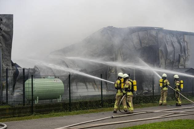 Bilder des Jahres 2025, News 04 April News Themen der Woche KW17 Großbrand im Industriegebiet von Goch ** NUR FÜR REDAKTIONELLE ZWECKE ** EDITORIAL USE ONLY **<p>Die Feuerwehr löscht am 24.4.2025 einen Großbrand in Goch. Das Technik-Center Schryvers brennt in voller Ausdehnung. Deutschland NRW Goch Copyright: ArnulfxStoffel