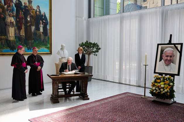 Bilder des Jahres 2025, News 04 April News Themen der Woche KW17 News Bilder des Tages Bundespraesident Frank-Walter Steinmeier schreibt am Freitag (25.04.2025) in das Kondolenzbuch fuer den verstorbenen Papst Franziskus neben Bischof Georg Baetzing (Bätzing,1.v.l.), dem Apostolischen Nuntius, Erzbischof Nikola EteroviÄ‡ (2.v.l.), und seiner Ehefrau, Elke Buedenbender (Büdenbender), in der Apostolischen Nuntiatur in Berlin. Die Nuntiatur ist die diplomatische Vertretung des Vatikans. (Siehe epd-Meldung vom 25.04.2025) EDITORIAL USE ONLY