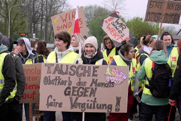 Bilder des Jahres 2025, News 04 April News Themen der Woche KW17 News Bilder des Tages Streik_ DRK 25.04.2025, Chemnitz, Arbeitskampf, Streik, DRK, Krankenhaus Rabenstein Die Gewerkschaft ver.di ruft die Beschäftigten beim DRK Krankenhaus Chemnitz- Rabenstein am Freitag zu einem ganztägigen Streik auf. Man fordert Verbesserungen bei den Jahressonderzahlungen, der wöchentlichen Arbeitszeiten sowie bei den Zulagen für die besonders belastenden Arbeiten im Wechselschtsystem und in den Nachtstunden. Die Notbetreuung ist gesichert, dadurch könne nicht alle Streikwilligen auf die Straße gehen. Das Wohl der Patienten steht stehts im Vordergrund. Gegen 8 Uhr begann ein Demozug durch Rabenstein zum Streiklokal. Chemnitz Sachsen BRD