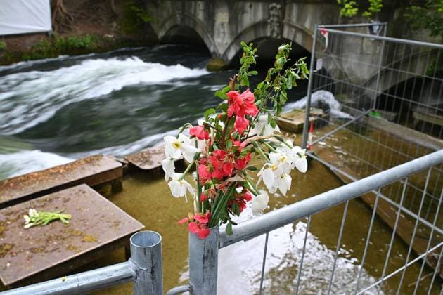 Bilder des Jahres 2025, News 04 April News Themen der Woche KW17 Mennchner Eisbachwelle nach Surf-Unfall gesperrt. Blumenmeer,Blumen und Beileidsbekundungen am Ungluecksort. Die sogenannte Eisbachwelle neben dem Haus der Kunst in Muenchen ist bei Surfern sehr beliebt oÂ und eine Touristenattraktion. Nachdem dort eine Surferin zu Tode kam, ist die Welle jetzt aber gesperrt worden und soll abgesenkt werden.