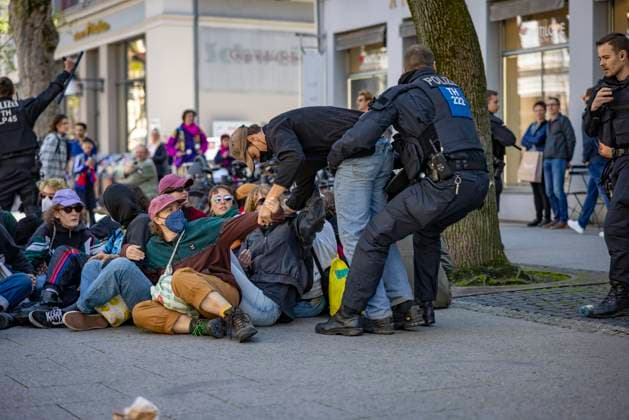 Bilder des Jahres 2025, News 04 April News Themen der Woche KW17 Demonstration Weimar am 26. April - Grossdemos Deutschland 26042025 - Polizeikraefte wollen eine Sitzblockade von Gegendemonstrierenden zu raeumen +++ Im Rahmen der sogenannten 16x16 Demonstrationen haben in 16 deutschen Bundeslaendern Menschen demonstriert, so auch in Weimar in Thueringen. Hier hatten unter anderem die Bewegungen Freies Thueringen und Freie Sachsen dazu aufgerufen Auf dem Theaterplatz traten unter anderem Redner wie der ehemalige AfD-Politiker Andre Poggenburg auf. Den angekuendigten 3000 Demonstrierenden stellte sich ein friedlicher Gegenprotest entgegen. Dieser wurde unter anderem durch das Buendnis gegen Rechts und die Kirchen getragen. Weimar Thueringen Deutschland