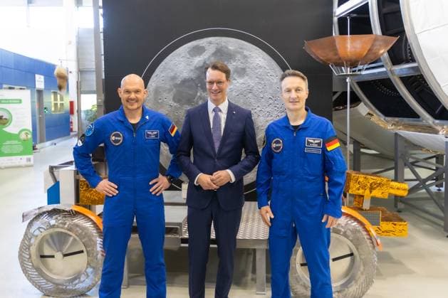 News Themen der Woche KW18 News Bilder des Tages Raumfahrtkonferenz SpaceTech.NRW in Köln - 30.04.2025 ESA Astronaut Alexander GERST, NRW Ministerpräsident Hendrik WÜST (CDU) und Raumfahrtbotschafter Prof. Dr. Reinhold EWALD - Die erste SpaceTech.NRW-Raumfahrtkonferenz findet in Köln statt. Organisiert wird die Veranstaltung von der Landesregierung Nordrhein-Westfalen in Zusammenarbeit mit der ESA und dem DLR, um Raumfahrt als Innovations- und Wirtschaftsfaktor zu stärken und Impulse für Zukunftsthemen wie Klimaschutz, Kommunikation und Infrastruktur zu setzen. Köln Wahn Nordrhein-Westfalen Deutschland Copyright: xBonn.digitalx xMarcxJohnx