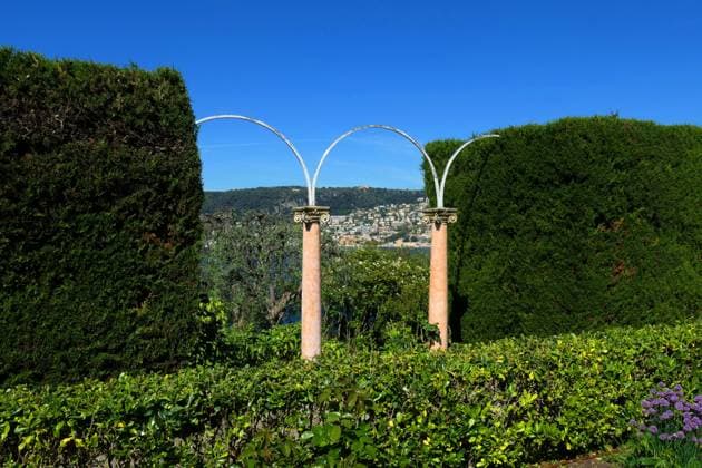 Villa et jardins Ephrussi de Rothschild Sylvestre MAXPPP saint jean cap ferrat France 30 04 2025 villa ephrussi de rothschild, jardin a la française A palace built during the Belle Epoque and its magnificent gardens Located between Nice and Monaco, overlooking the Mediterranean, the Villa Ephrussi de Rothschild is a magnificent palace surrounded by nine themed gardens French garden, Spanish garden, Florentine garden, lapidary garden, Japanese garden, exotic garden, Provencal garden, roseraie Villa et jardins Ephrussi de Rothschild Saint Jean Cap Ferrat France April 30 2025 A villa built during the Belle Epoque and its magnificent gardens Located between Nice and Monaco, overlooking the Mediterranean, the Villa Ephrussi de Rothschild is a m Copyright: xMAXPPPxSylvestrex SYL202504306132 SYL202504306132