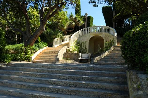 Villa et jardins Ephrussi de Rothschild Sylvestre MAXPPP saint jean cap ferrat France 30 04 2025 villa ephrussi de rothschild, garden A palace built during the Belle Epoque and its magnificent gardens Located between Nice and Monaco, overlooking the Mediterranean, the Villa Ephrussi de Rothschild is a magnificent palace surrounded by nine themed gardens French garden, Spanish garden, Florentine garden, lapidary garden, Japanese garden, exotic garden, Provencal garden, roseraie Villa et jardins Ephrussi de Rothschild Saint Jean Cap Ferrat France April 30 2025 A villa built during the Belle Epoque and its magnificent gardens Located between Nice and Monaco, overlooking the Mediterranean, the Villa Ephrussi de Rothschild is a magnificent pala Copyright: xMAXPPPxSylvestrex SYL202504306160 SYL202504306160
