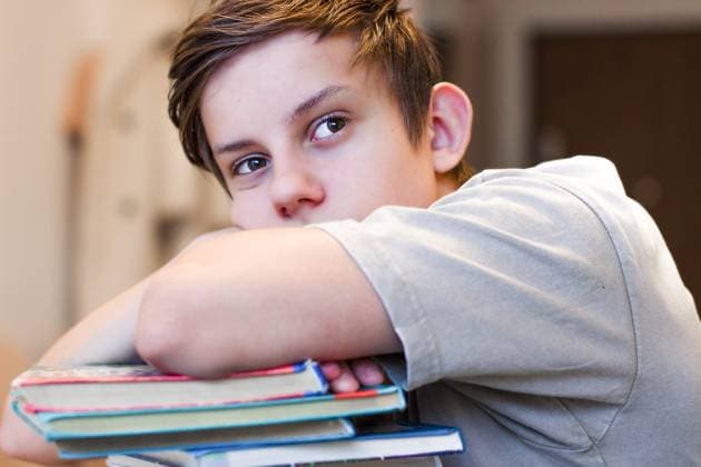 Ein Jugendlicher stützt sich auf einen Stapel Schulbücher und schaut traurig in Gedanken Ein Jugendlicher stützt sich auf einen Stapel Schulbücher und schaut traurig in Gedanken (License=RF) ,model released, Symbolfoto Copyright: xZoonar.com LiudmylaxLazoryshynax 23290741 ,model released, Symbolfoto ,property released