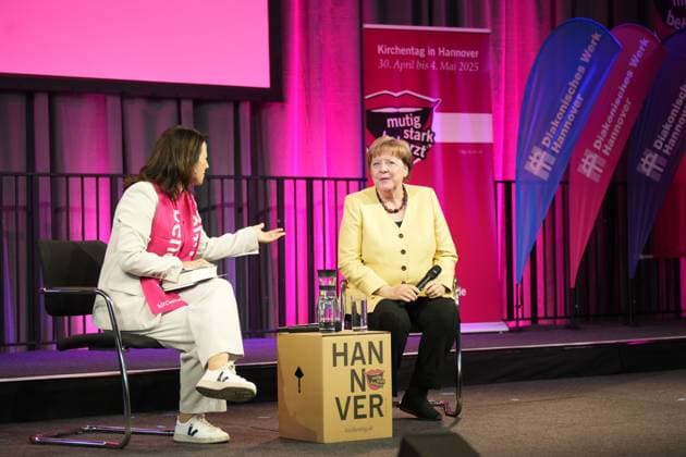Bilder des Jahres 2025, News 05 Mai News Themen der Woche KW18 News Bilder des Tages Bibelarbeit mit Angela Merkel am Donnerstag (01.05.2025) auf dem 39. Deutschen Evangelischen Kirchentag in Hannover. (Foto v.l.: Anja Siegesmund, Praesidentin Deutscher Evangelischer Kirchentag, und Angela Merkel) Unter dem Leitwort mutig - stark - beherzt sind bis Sonntag rund 1.500 Veranstaltungen zu Glaubensfragen und gesellschaftlichen Themen wie Frieden, Klimaschutz und Rechtsextremismus geplant. Die Veranstalter rechnen mit rund 100.000 Besuchern. (Siehe epd-Meldung vom 01.05.2025) EDITORIAL USE ONLY