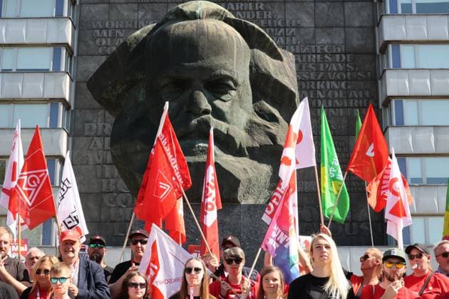1. Mai Demo 01.05.2025, Chemnitz, Karl-Marx-Monument, Brückenstr., Etwa 1.500 Teilnehmer nahmen an der Zentralen DGB-Kundgebung zum Tag der Arbeit 2025 in Chemnitz teil. Unter dem Motto Mach dich stark mit uns forderte man vor allem fairere Löhne und bessere Arbeitsbedingungen sowie mehr Investitionen in die Infrastruktur. Auch Auch Klima und Bildung standen im Mittelpunkt. Circa 1500 bewegten sich mit dem Demozug durch die Chemnitzer innenstadt im dann auf dem Neumarkt zulanden. Chemnitz Sachsen Deutschland