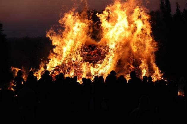 Hexenfeuer 30.04.2025, Chemnitz OT Euba, Hexenfeuer, auch dieses Jahr Feierten wieder Hunderte Besucher das Hexenfeuer in Euba. Neben dem Feuer sorgte ein DJ für musikalische Untermalung und das leibliche Wohl kam natürlich auch nicht zu kurz. Chemnitz Sachsen Deutschland