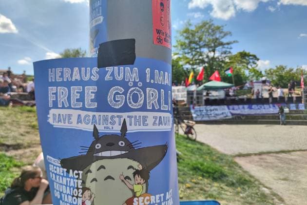 Berlin, Deutschland, 01.05.2025: Kreuzberg: Rave against the Zaun : Eine Stunde nach offiziellem Veranstaltungsbeginn sitzen Teilnehmer herum und hören Redebeiträgen und der Musik zu. Copyright: xdtsxNachrichtenagenturx dts_65281