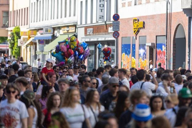 Rave against the Zaun : Tausende feiern in und um den Görlitzer, Der 1. Mai in Kreuzberg rund um den Görlitzer Park und in der Parkanlage selber stand im Zeichen von Feier und Protest. Laut ersten Polizei Schätzungen kamen mehr als 5000 Menschen zusammen, um zu picknicken, die Sonne zu genießen und sich gegen die geplanten Einzäunungen des Parks zu stellen. Unter dem Motto Rave against the Zaun wurde lautstark gegen die Senatspläne demonstriert. Berlin Berlin Deutschland