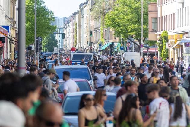 Rave against the Zaun : Tausende feiern in und um den Görlitzer, Der 1. Mai in Kreuzberg rund um den Görlitzer Park und in der Parkanlage selber stand im Zeichen von Feier und Protest. Laut ersten Polizei Schätzungen kamen mehr als 5000 Menschen zusammen, um zu picknicken, die Sonne zu genießen und sich gegen die geplanten Einzäunungen des Parks zu stellen. Unter dem Motto Rave against the Zaun wurde lautstark gegen die Senatspläne demonstriert. Berlin Berlin Deutschland