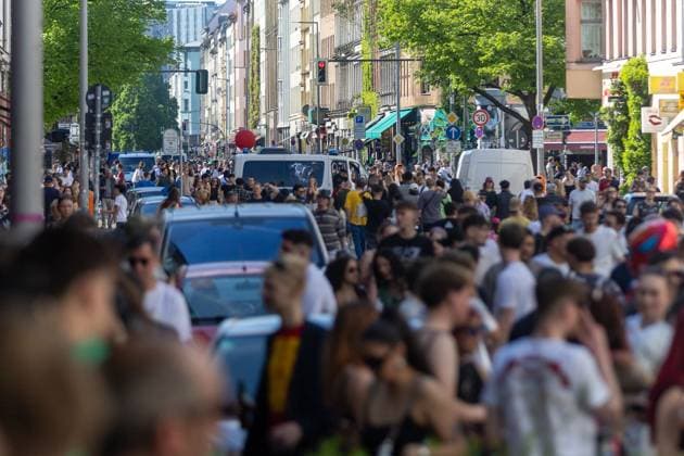 Rave against the Zaun : Tausende feiern in und um den Görlitzer, Der 1. Mai in Kreuzberg rund um den Görlitzer Park und in der Parkanlage selber stand im Zeichen von Feier und Protest. Laut ersten Polizei Schätzungen kamen mehr als 5000 Menschen zusammen, um zu picknicken, die Sonne zu genießen und sich gegen die geplanten Einzäunungen des Parks zu stellen. Unter dem Motto Rave against the Zaun wurde lautstark gegen die Senatspläne demonstriert. Berlin Berlin Deutschland