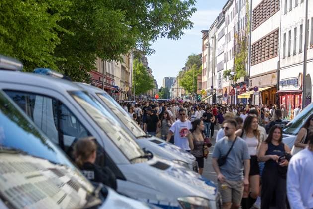 Rave against the Zaun : Tausende feiern in und um den Görlitzer, Der 1. Mai in Kreuzberg rund um den Görlitzer Park und in der Parkanlage selber stand im Zeichen von Feier und Protest. Laut ersten Polizei Schätzungen kamen mehr als 5000 Menschen zusammen, um zu picknicken, die Sonne zu genießen und sich gegen die geplanten Einzäunungen des Parks zu stellen. Unter dem Motto Rave against the Zaun wurde lautstark gegen die Senatspläne demonstriert. Berlin Berlin Deutschland
