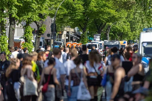 Rave against the Zaun : Tausende feiern in und um den Görlitzer, Der 1. Mai in Kreuzberg rund um den Görlitzer Park und in der Parkanlage selber stand im Zeichen von Feier und Protest. Laut ersten Polizei Schätzungen kamen mehr als 5000 Menschen zusammen, um zu picknicken, die Sonne zu genießen und sich gegen die geplanten Einzäunungen des Parks zu stellen. Unter dem Motto Rave against the Zaun wurde lautstark gegen die Senatspläne demonstriert. Berlin Berlin Deutschland