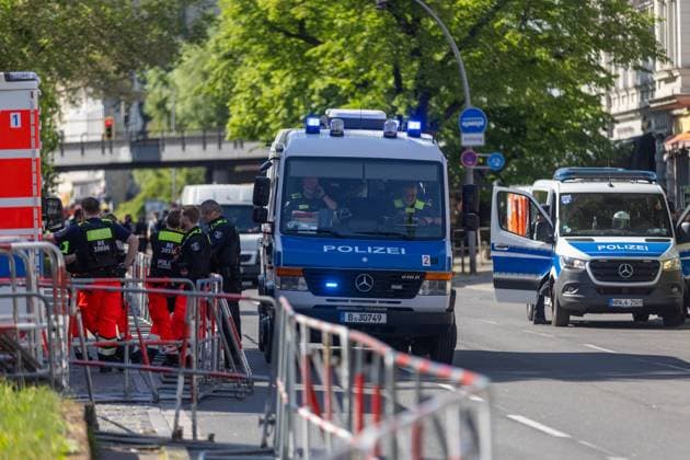 Rave against the Zaun : Tausende feiern in und um den Görlitzer, Der 1. Mai in Kreuzberg rund um den Görlitzer Park und in der Parkanlage selber stand im Zeichen von Feier und Protest. Laut ersten Polizei Schätzungen kamen mehr als 5000 Menschen zusammen, um zu picknicken, die Sonne zu genießen und sich gegen die geplanten Einzäunungen des Parks zu stellen. Unter dem Motto Rave against the Zaun wurde lautstark gegen die Senatspläne demonstriert. Berlin Berlin Deutschland