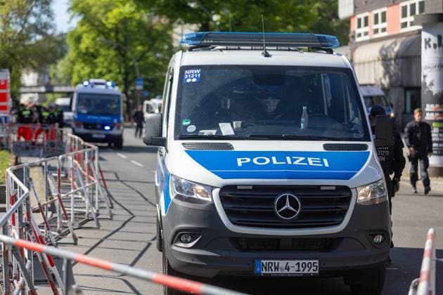 Rave against the Zaun : Tausende feiern in und um den Görlitzer, Der 1. Mai in Kreuzberg rund um den Görlitzer Park und in der Parkanlage selber stand im Zeichen von Feier und Protest. Laut ersten Polizei Schätzungen kamen mehr als 5000 Menschen zusammen, um zu picknicken, die Sonne zu genießen und sich gegen die geplanten Einzäunungen des Parks zu stellen. Unter dem Motto Rave against the Zaun wurde lautstark gegen die Senatspläne demonstriert. Berlin Berlin Deutschland
