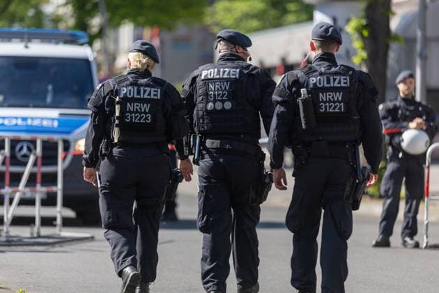 Rave against the Zaun : Tausende feiern in und um den Görlitzer, Der 1. Mai in Kreuzberg rund um den Görlitzer Park und in der Parkanlage selber stand im Zeichen von Feier und Protest. Laut ersten Polizei Schätzungen kamen mehr als 5000 Menschen zusammen, um zu picknicken, die Sonne zu genießen und sich gegen die geplanten Einzäunungen des Parks zu stellen. Unter dem Motto Rave against the Zaun wurde lautstark gegen die Senatspläne demonstriert. Berlin Berlin Deutschland