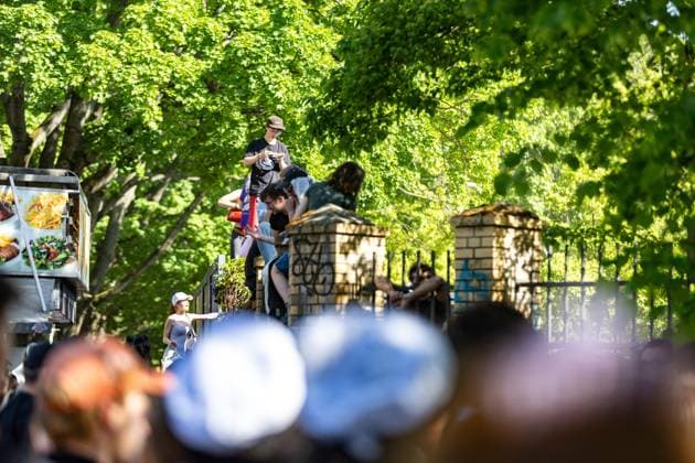 Rave against the Zaun : Tausende feiern in und um den Görlitzer, Der 1. Mai in Kreuzberg rund um den Görlitzer Park und in der Parkanlage selber stand im Zeichen von Feier und Protest. Laut ersten Polizei Schätzungen kamen mehr als 5000 Menschen zusammen, um zu picknicken, die Sonne zu genießen und sich gegen die geplanten Einzäunungen des Parks zu stellen. Unter dem Motto Rave against the Zaun wurde lautstark gegen die Senatspläne demonstriert. Berlin Berlin Deutschland