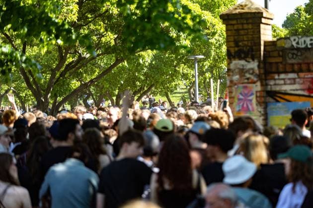 Rave against the Zaun : Tausende feiern in und um den Görlitzer, Der 1. Mai in Kreuzberg rund um den Görlitzer Park und in der Parkanlage selber stand im Zeichen von Feier und Protest. Laut ersten Polizei Schätzungen kamen mehr als 5000 Menschen zusammen, um zu picknicken, die Sonne zu genießen und sich gegen die geplanten Einzäunungen des Parks zu stellen. Unter dem Motto Rave against the Zaun wurde lautstark gegen die Senatspläne demonstriert. Berlin Berlin Deutschland