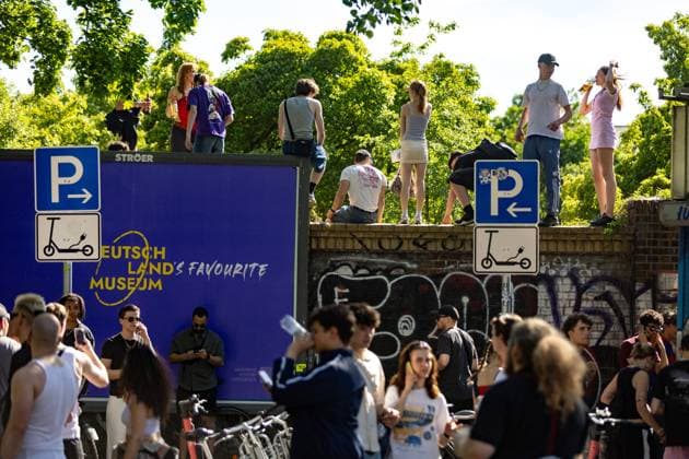 Rave against the Zaun : Tausende feiern in und um den Görlitzer, Der 1. Mai in Kreuzberg rund um den Görlitzer Park und in der Parkanlage selber stand im Zeichen von Feier und Protest. Laut ersten Polizei Schätzungen kamen mehr als 5000 Menschen zusammen, um zu picknicken, die Sonne zu genießen und sich gegen die geplanten Einzäunungen des Parks zu stellen. Unter dem Motto Rave against the Zaun wurde lautstark gegen die Senatspläne demonstriert. Berlin Berlin Deutschland
