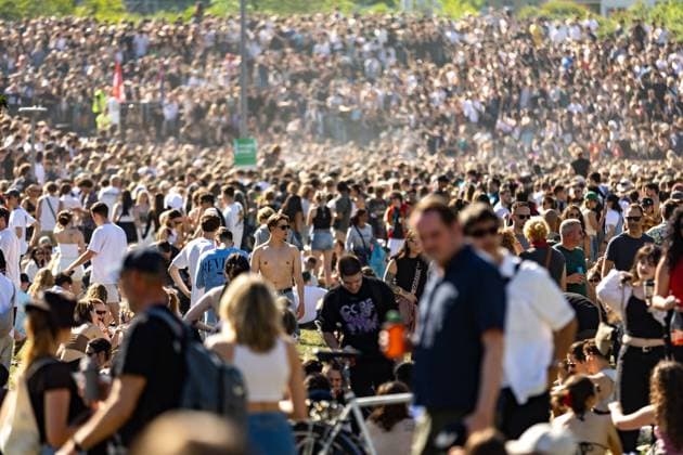 Rave against the Zaun : Tausende feiern in und um den Görlitzer, Der 1. Mai in Kreuzberg rund um den Görlitzer Park und in der Parkanlage selber stand im Zeichen von Feier und Protest. Laut ersten Polizei Schätzungen kamen mehr als 5000 Menschen zusammen, um zu picknicken, die Sonne zu genießen und sich gegen die geplanten Einzäunungen des Parks zu stellen. Unter dem Motto Rave against the Zaun wurde lautstark gegen die Senatspläne demonstriert. Berlin Berlin Deutschland